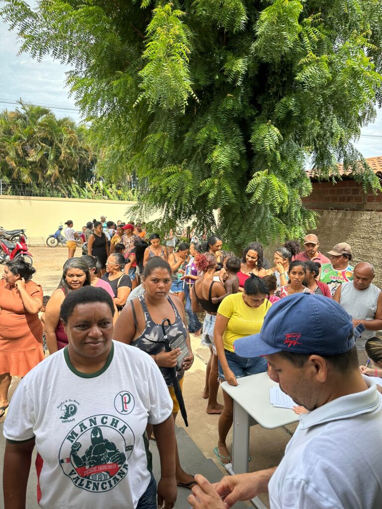 O Instituto Avance realizou a entrega da primeira etapa de distribuição dos produtos adquiridos pelo Programa Aquisição de Alimentos da Secretaria de Agricultura Familiar do Estado do Piauí. A Secretaria de Estado da Agricultura Familiar (SAF) esta promovendo o Programa de Aquisição de Alimentos (PAA), onde por meio deste adquire alimentos produzidos por agricultores familiares, com recurso disponibilizados pelo Ministério do Desenvolvimento e Assistência Social, Família e Combate à Fome (MDS) e executados pela SAF. O Instituto Avance, assim como outras entidades sociais da cidade de Valença do Piauí, é uma entidade credenciada nos termos do EDITAL Nº 002/2023/SAF-PI como Entidade Recebedora dos produtos oriundos da Agricultura Familiar, por ocasião do citado edital. Foi realizado então o credenciamento de 14 agricultores rurais do município para venderem suas produções, cada agricultor, poderá vender até R$ 5.000,00 em produtos, sendo que dos 14 credenciados, 09 realizaram a entrega nesse dia 14 de dezembro de 2023, mediante a fiscalização de técnicos da SAF-PI. Após a entrega , nossa equipe organizou os produtos em kits e distribuímos os para diversas famílias. Nós do Instituto Avance nos sentimos felizes em poder juntamente a SAF promover essa ação em benefício aos agricultores produtores e à população carente recebedora desses alimentos.